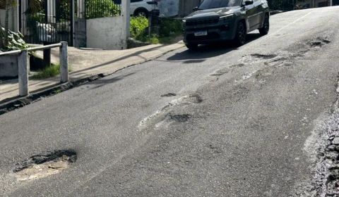 Moradores do Petrópolis denunciam buracos na rua Benjamin Constant e cobram solução