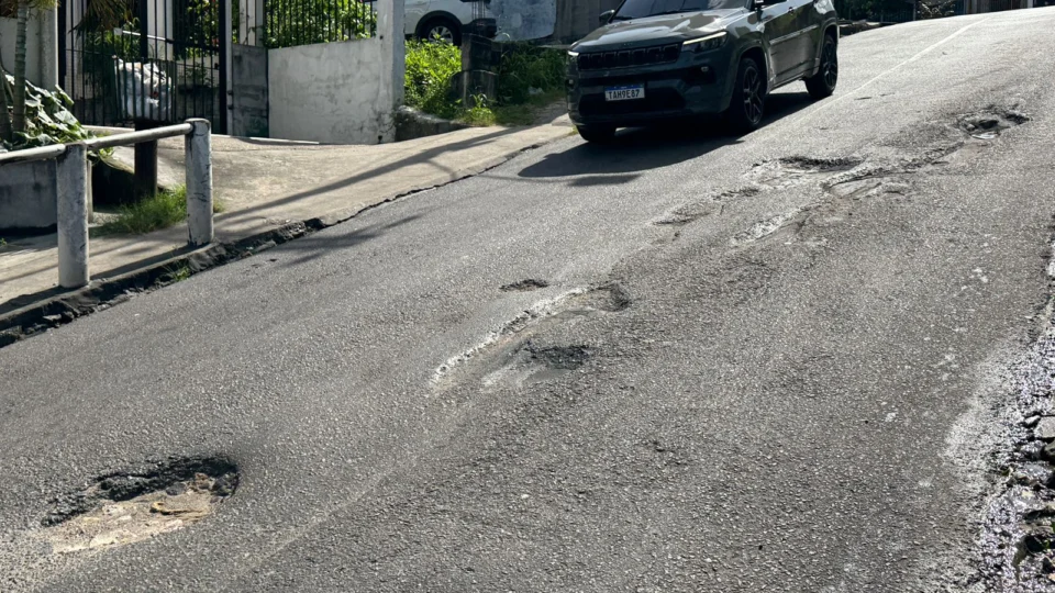 Moradores do Petrópolis denunciam buracos na rua Benjamin Constant e cobram solução