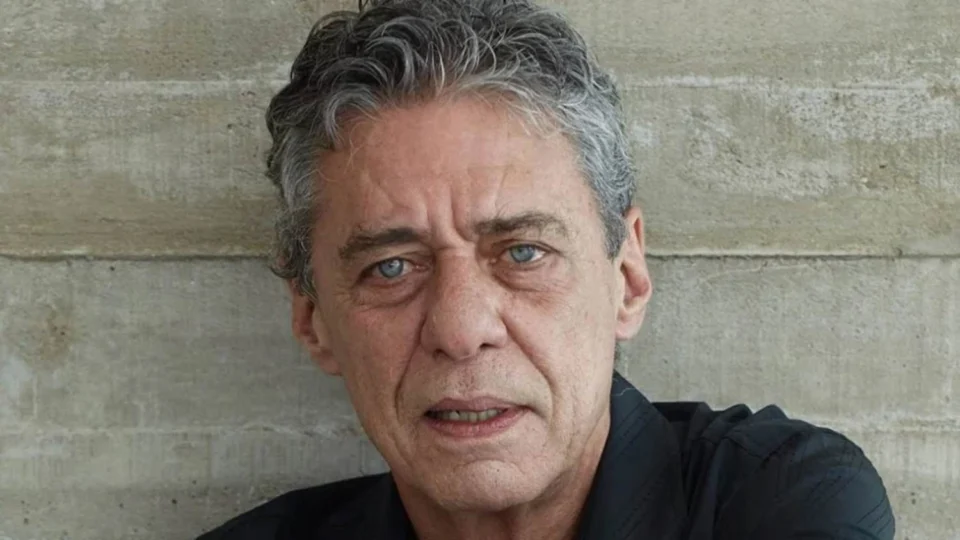 Chico Buarque passa por cirurgia para tratar hidrocefalia e se recupera em São Paulo