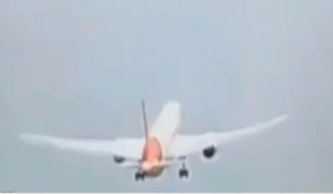 VEJA: Avião da Air India com 242 passageiros cai após decolagem em área residencial na Índia