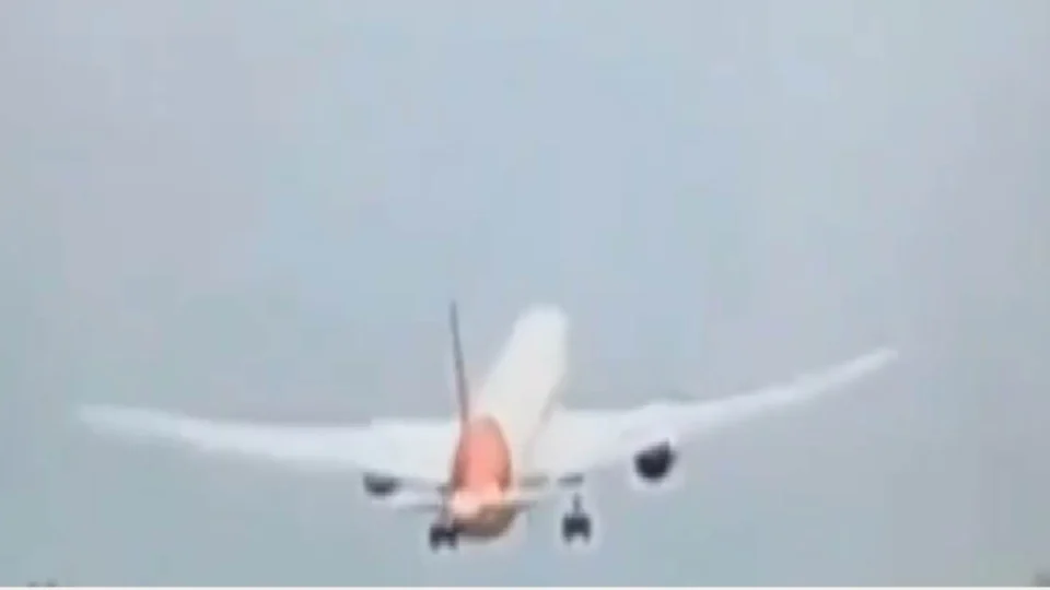 VEJA: Avião da Air India com 242 passageiros cai após decolagem em área residencial na Índia