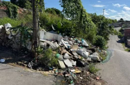 Moradores do Jorge Teixeira denunciam lixeira viciada em terreno baldio na rua São Pedro