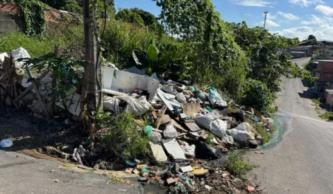 Moradores do Jorge Teixeira denunciam lixeira viciada em terreno baldio na rua São Pedro