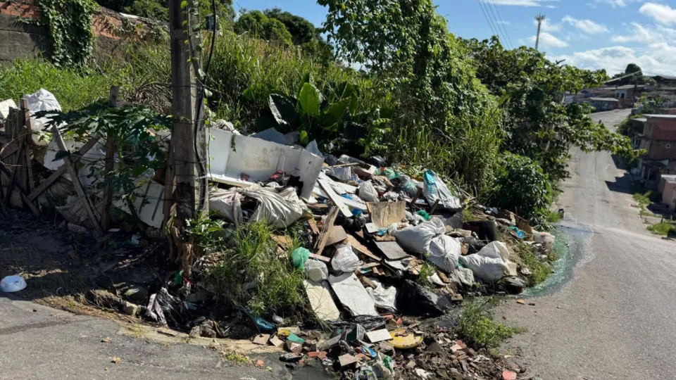 Moradores do Jorge Teixeira denunciam lixeira viciada em terreno baldio na rua São Pedro