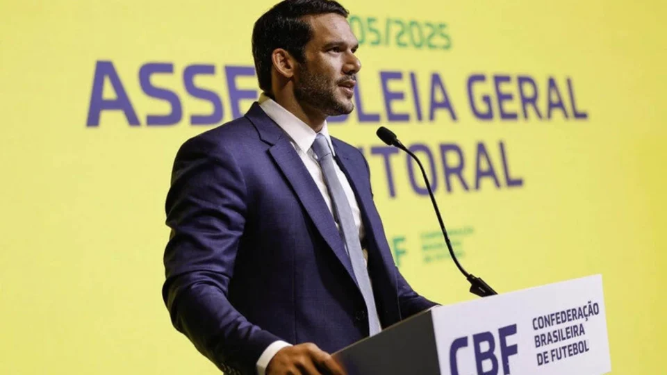 Novo presidente da CBF barra camisa vermelha e exige retorno ao Azul Tradicional