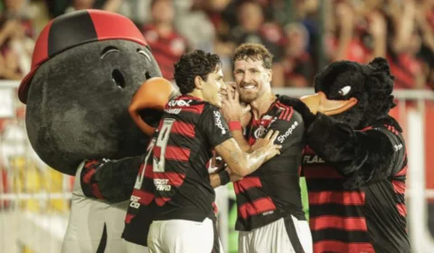 Flamengo vence Atlético-MG por 1 a 0 e assume liderança do Brasileirão