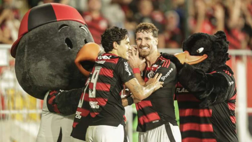 Flamengo vence Atlético-MG por 1 a 0 e assume liderança do Brasileirão