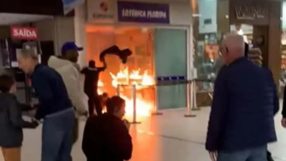 Homem ateia fogo em lotérica de shopping em SC causa correria em Florianópolis