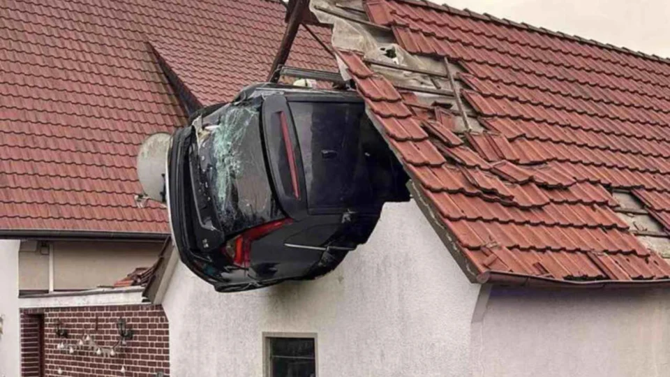 Carro descontrolado atinge menino de 7 Anos e para no telhado de celeiro na Alemanha