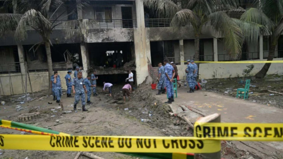 VEJA: Acidente com Jato F-7 BGI mata 27 em escola de Daca