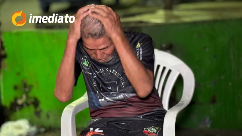 Idoso desorientado é acolhido por casal no bairro Jorge Teixeira, que tenta localizar sua família