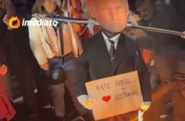 VEJA VÍDEO: manifestantes colocam fogo em boneco de Donald Trump após tarifaço imposto ao governo Lula