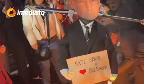 VEJA VÍDEO: manifestantes colocam fogo em boneco de Donald Trump após tarifaço imposto ao governo Lula