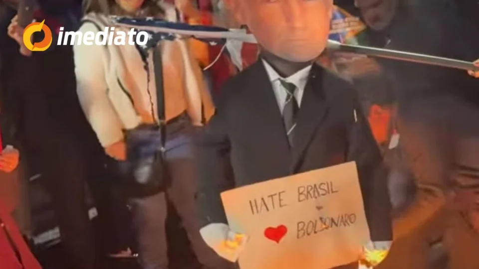 VEJA VÍDEO: manifestantes colocam fogo em boneco de Donald Trump após tarifaço imposto ao governo Lula