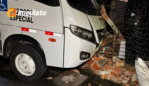 Micro-ônibus perde controle em ladeira e invade residência no bairro Zumbi 2