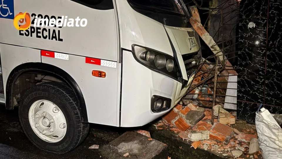 Micro-ônibus perde controle em ladeira e invade residência no bairro Zumbi 2