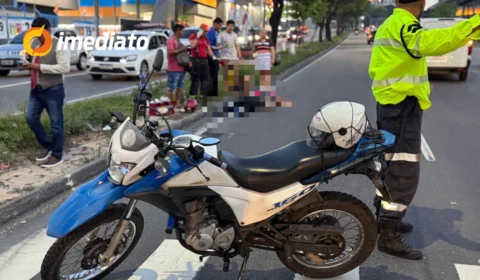 Pedestre e motociclista ficam feridos após atropelamento na avenida Cosme Ferreira