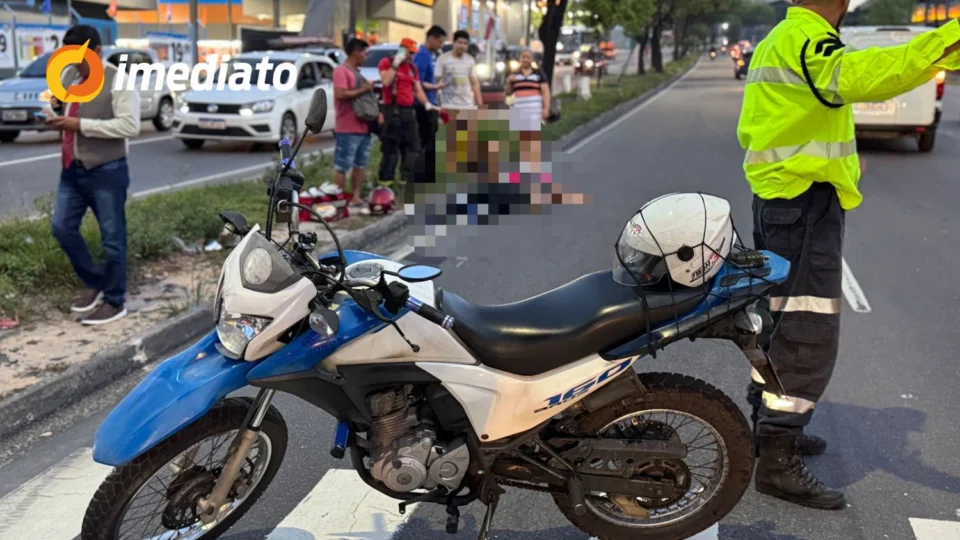 Pedestre e motociclista ficam feridos após atropelamento na avenida Cosme Ferreira