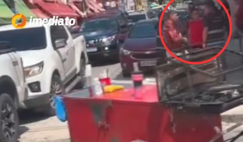 VEJA VÍDEO: Fiscalização da Prefeitura retira carrinho de churrasco de ambulante no Centro de Manaus