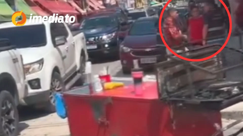 VEJA VÍDEO: Fiscalização da Prefeitura retira carrinho de churrasco de ambulante no Centro de Manaus