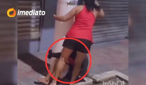 VEJA VÍDEO: Homem suspeito de furto é amarrado em poste e leva ‘sandalhada’ de vítima no Amazonas