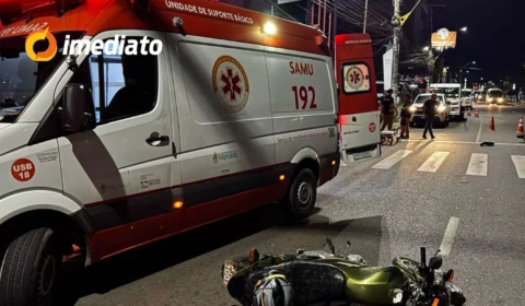 Motociclista fica gravemente ferido após colisão entre motos na Avenida Autaz Mirim