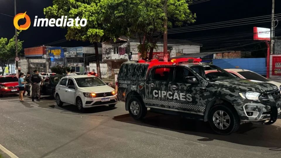 Colisão envolvendo três veículos causa lentidão no trânsito na Avenida Cosme Ferreira