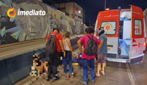 Motociclista por APP e passageira ficam feridos após acidente na Avenida Djalma Batista