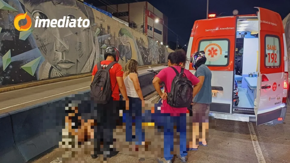 Motociclista por APP e passageira ficam feridos após acidente na Avenida Djalma Batista