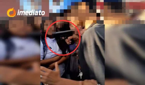 VEJA VÍDEO: Namorado de aluna saca arma e aponta para adolescente durante briga na porta de escola