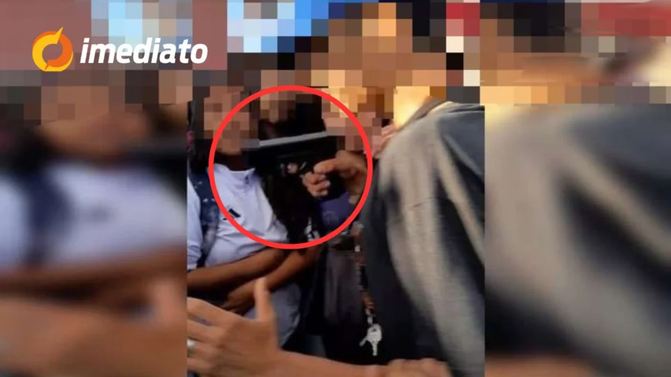 VEJA VÍDEO: Namorado de aluna saca arma e aponta para adolescente durante briga na porta de escola