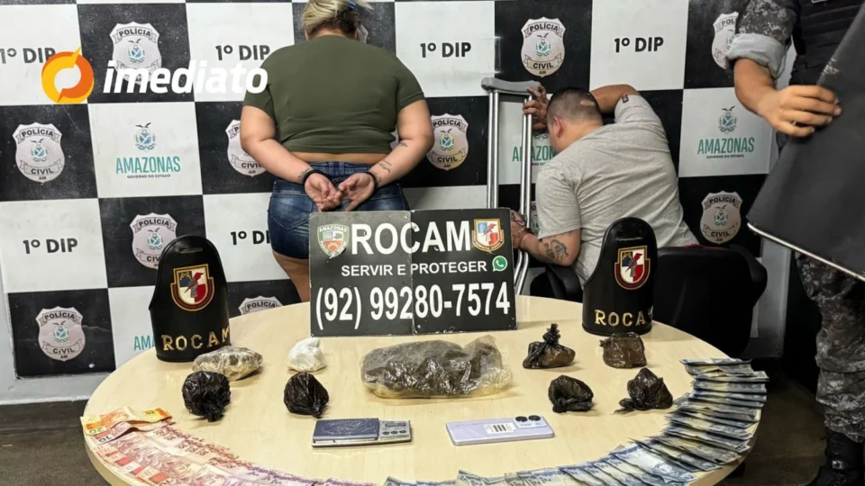 Casal é preso por comercializar drogas dentro de residência no bairro São Lázaro; homem usava muleta
