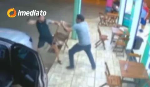 IMAGEM FORTE: Empresário mata homem com facada no pescoço durante briga em frente a sorveteria
