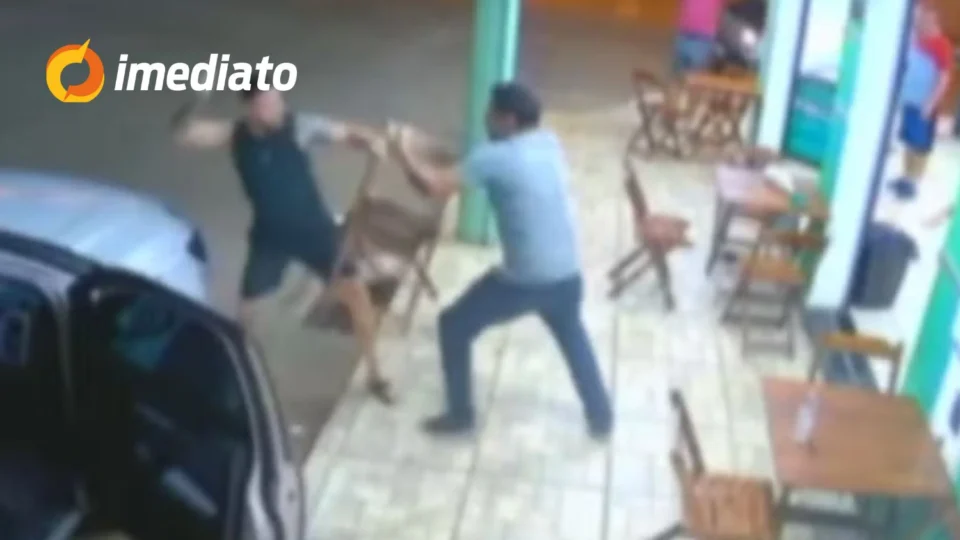 IMAGEM FORTE: Empresário mata homem com facada no pescoço durante briga em frente a sorveteria