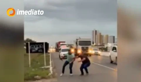 IMAGEM FORTE: Motoristas se esfaqueiam após colisão entre veículos e discussão na BR-304