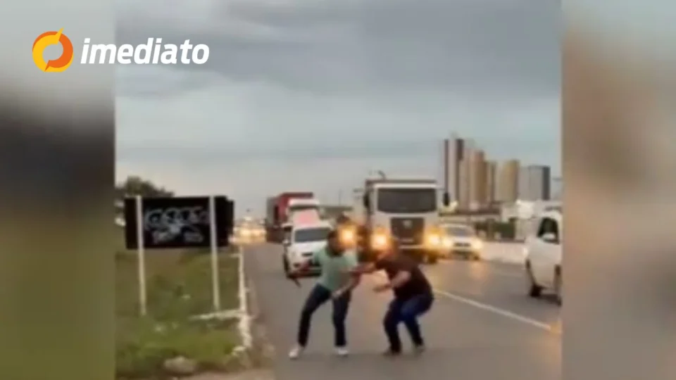 IMAGEM FORTE: Motoristas se esfaqueiam após colisão entre veículos e discussão na BR-304
