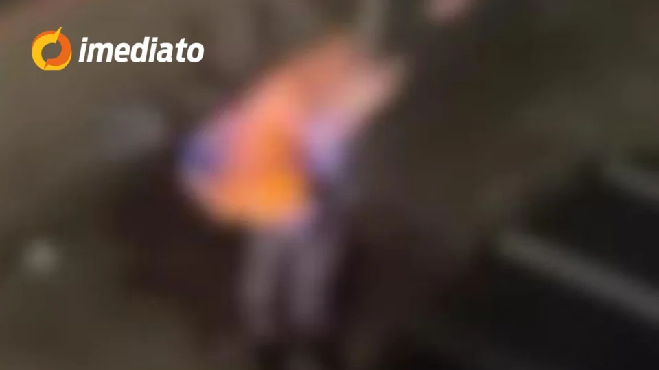 IMAGEM FORTE: Mulher ateia fogo no próprio corpo após possível surto emocional no meio da rua