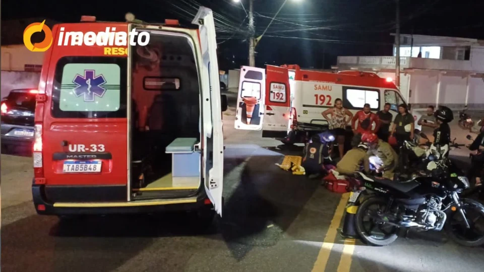Colisão entre moto e carro deixa motociclista e passageira feridos em avenida do bairro Cidade Nova