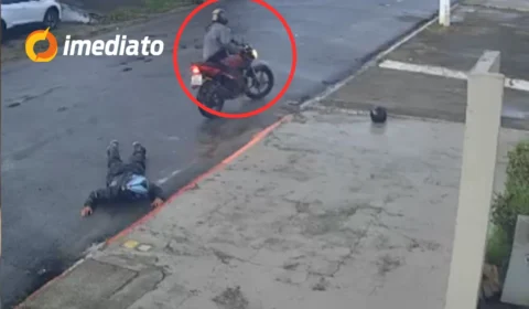 VEJA VÍDEO: Bandido rende motociclista e pede ajuda para ligar veículo durante assalto