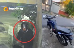Câmera flagra homem furtando motocicleta durante a madrugada no bairro Cachoeirinha