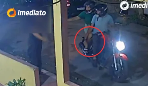 VEJA VÍDEO: Casal armado em motocicleta assalta mulher que saia de igreja no bairro Nova Vitória