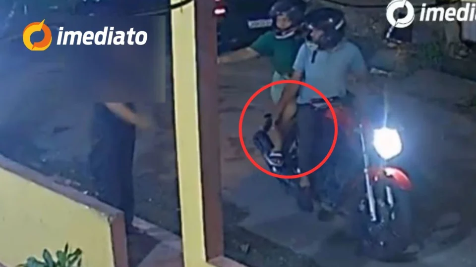 VEJA VÍDEO: Casal armado em motocicleta assalta mulher que saia de igreja no bairro Nova Vitória