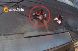 VEJA VÍDEO: Duplas em motocicletas são flagradas recolhendo sacos de lixo em rua da Zona Leste de Manaus