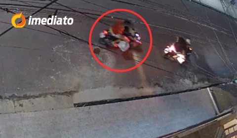 VEJA VÍDEO: Duplas em motocicletas são flagradas recolhendo sacos de lixo em rua da Zona Leste de Manaus