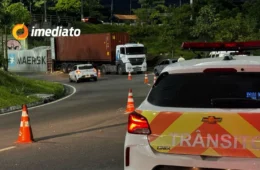 Avenida Max Teixeira permanece parcialmente interditada após tombamento de carreta