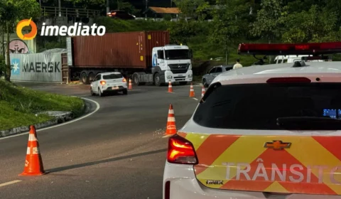Avenida Max Teixeira permanece parcialmente interditada após tombamento de carreta