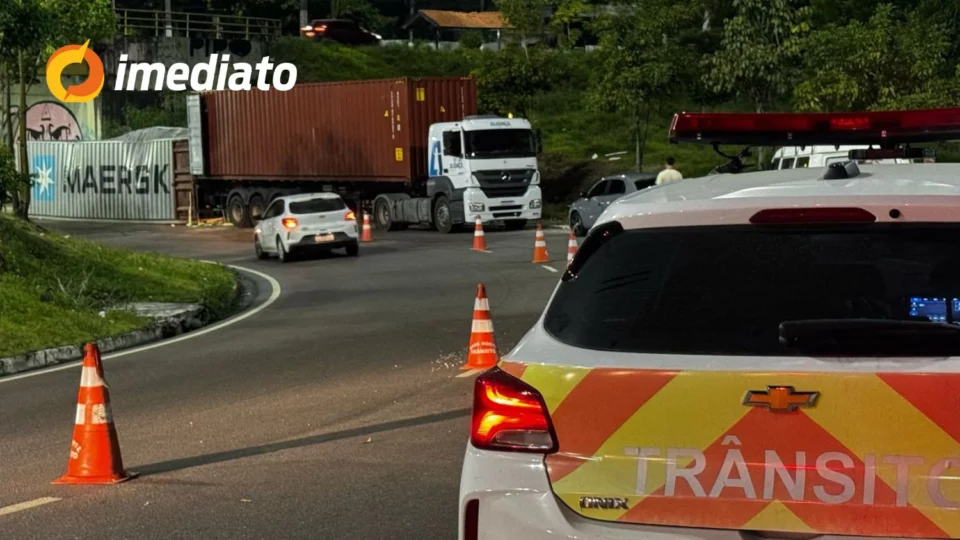 Avenida Max Teixeira permanece parcialmente interditada após tombamento de carreta