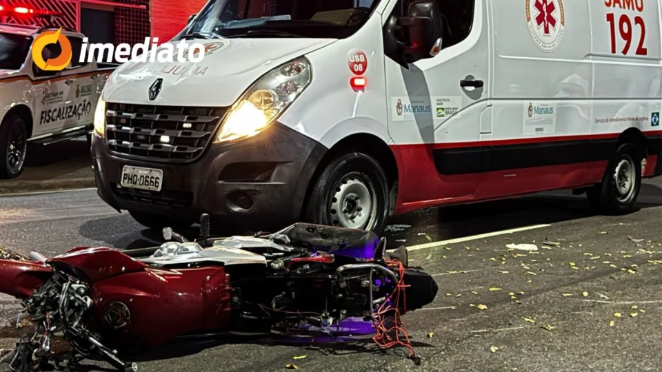 Motociclista fica ferido após colidir com carro ao tentar fugir de blitz e avançar sinal vermelho no bairro Adrianópolis