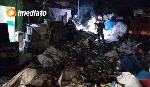 Fábrica de recicláveis é destruída por incêndio de grandes proporções no bairro Jorge Teixeira