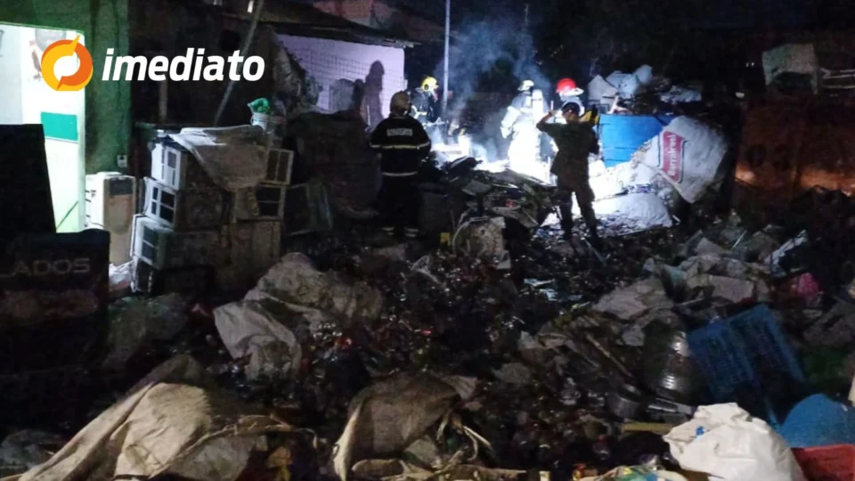 Fábrica de recicláveis é destruída por incêndio de grandes proporções no bairro Jorge Teixeira